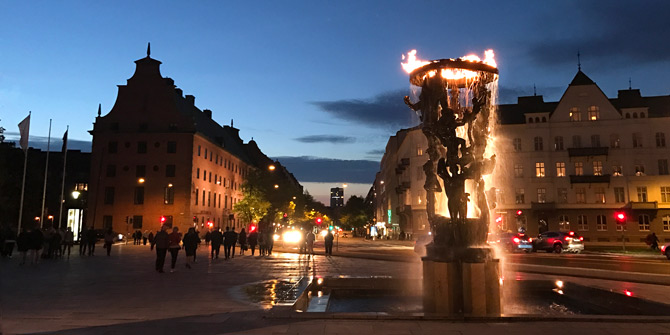 Tragos och piazzan i kvällskymning