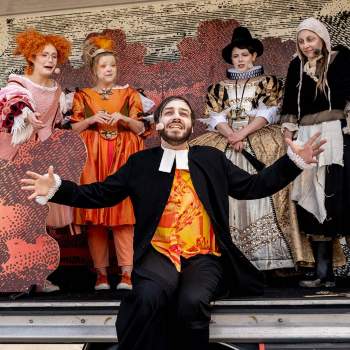 Karaktärerna i föreställningen står på lastbilens teaterscen