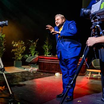 Man framför Tvkameror Falstaff