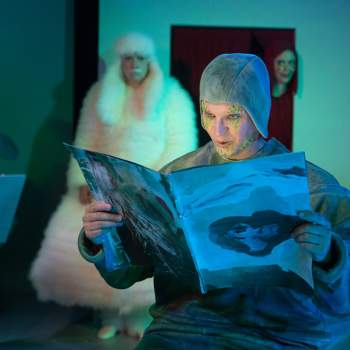 Krokodilen läser i tidningen