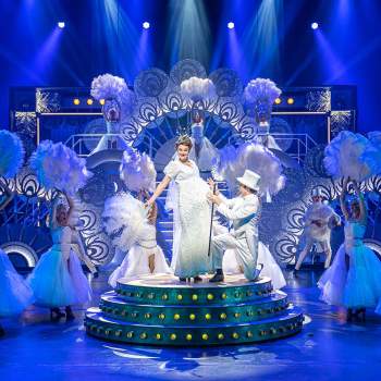 Fanny Brice på scen i en bröllopsscen med stor mage