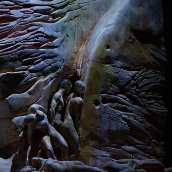 Dansare på scenen med en stor skulptur 