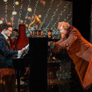 Pianisten blir bortrullad av en gubbe