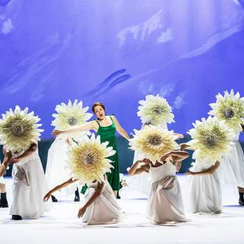 Sound of Music Maria omgiven av berg och blommor