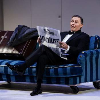 Sound of Music man sitter i soffa och läser tidningen