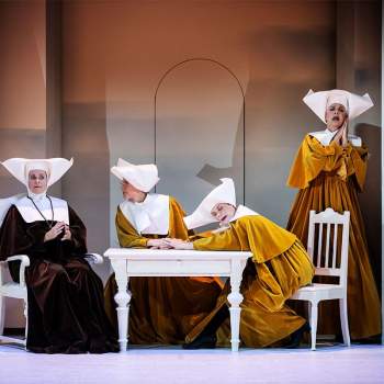 Sound of Music Nunnor sitter vid ett bord