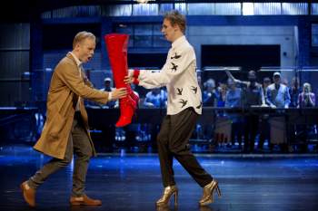 Charlie - Andreas Weise, Lola/Simon - Oscar Pierrou Lindén. Kinky Boots på Malmö Opera