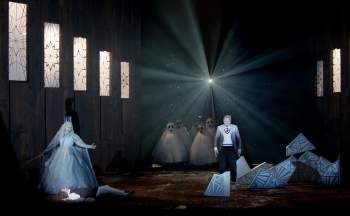 Snödrottningen - Susanna Stern; Gerda - Frida Johansson (liggande);Kaj - Wiktor Sundqvist; Malmö Operas barnkör Snödrottningen