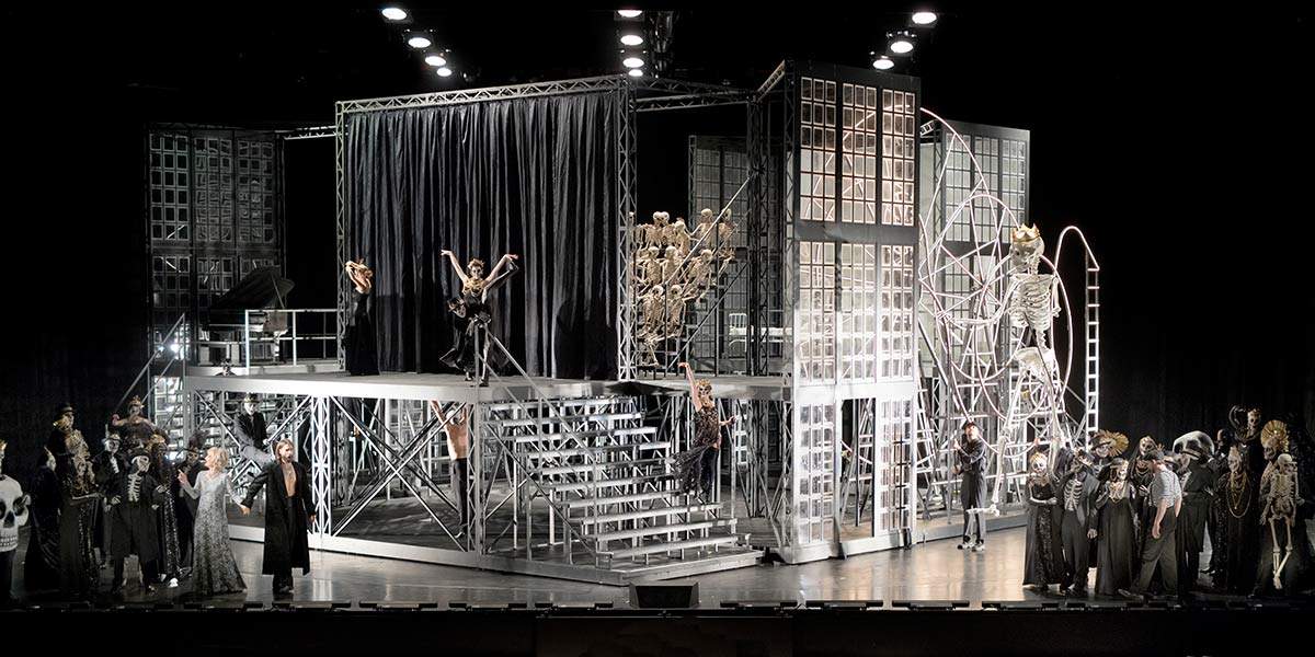 Bild på hela scenen från Floras fest