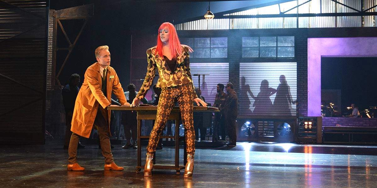 Andreas Weise som Charlie och Oscar Pierrou Lindén som Lola