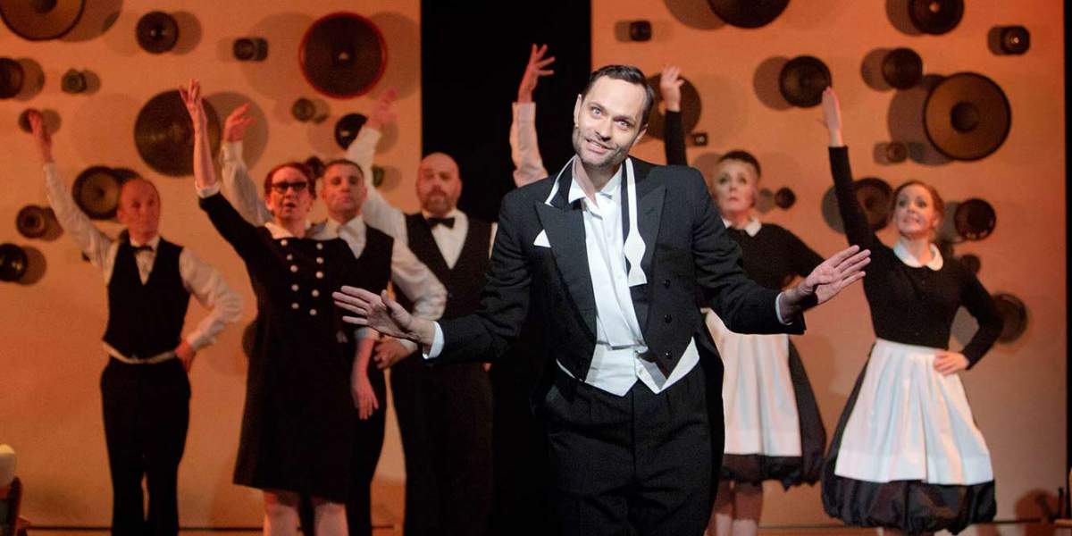 Lindy Larsson som professor Higgins