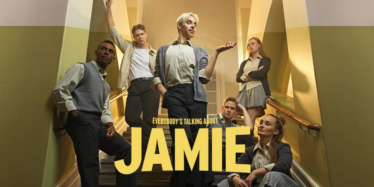 Jamie och klasskamrater poserar i en trappa